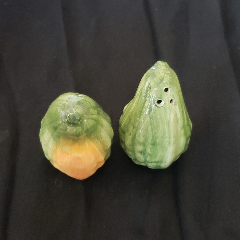 Salt and Pepper Shaker. Ceramic.